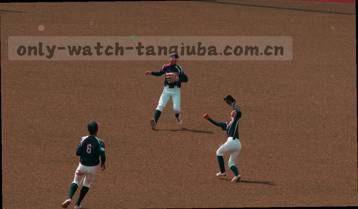 三段式发展历程信息图，三个节点分别标注入口整合、个性化筛选与大屏适配